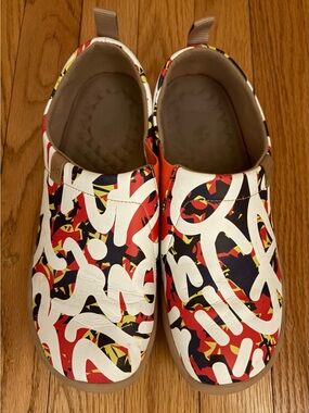 Uin women’s shoes size 8